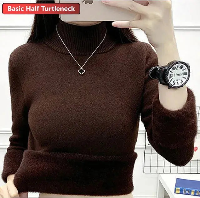 Maglione dolcevita marrone da donna, maniche lunghe, orologio nero, collana a croce, moda autunno inverno, abbigliamento casual elegante.