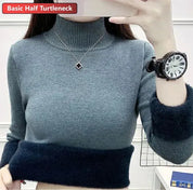 Maglione donna a collo alto grigio, orologio nero, collana con ciondolo a croce, maniche lunghe, moda autunno inverno, abbigliamento casual elegante.