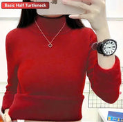 Maglione rosso a collo alto, maniche lunghe, indossato da una persona. Include orologio nero e collana con ciondolo a forma di fiore.