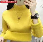 Maglione giallo a collo alto, maniche lunghe, indossato da una donna con orologio nero e collana. Moda autunnale, stile casual elegante.
