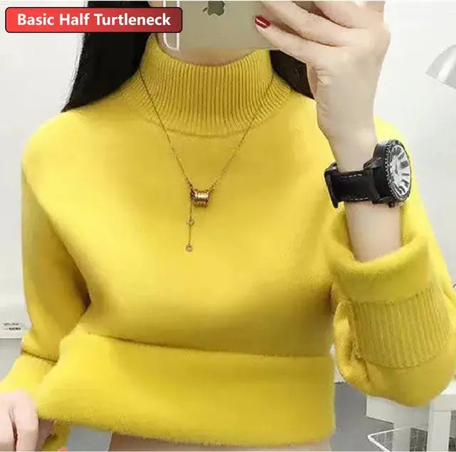 Maglione giallo a collo alto, maniche lunghe, indossato da una donna con orologio nero e collana. Moda autunnale, stile casual elegante.