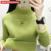 Maglione verde a collo alto, orologio nero al polso, collana dorata. Moda donna, abbigliamento invernale, stile casual elegante.