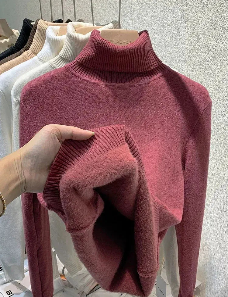 Maglione dolcevita rosa in lana morbida, esposto su appendiabiti con altri colori. Moda autunnale, abbigliamento caldo, stile casual elegante.