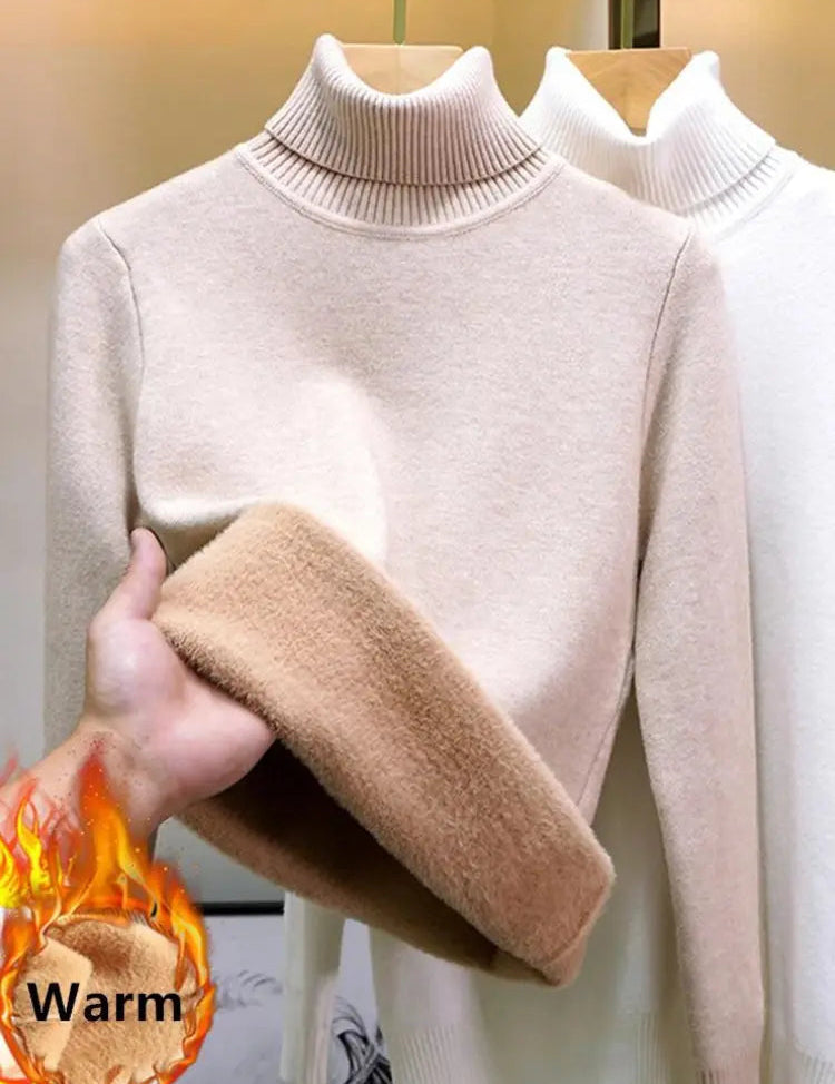 Maglione dolcevita beige caldo, invernale, in lana, con interno foderato, esposto su appendiabiti. Ideale per moda donna autunno-inverno.