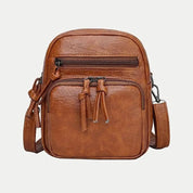 Borsa a tracolla in pelle marrone, design compatto con doppia cerniera e tasca frontale. Accessorio moda uomo/donna, stile casual ed elegante.