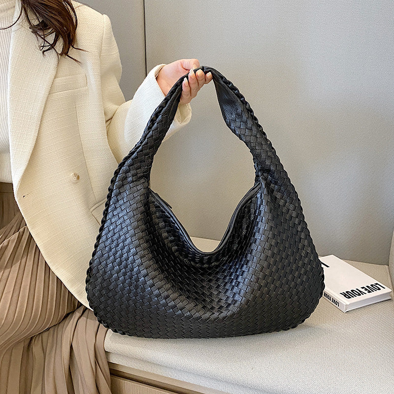 Borsa a spalla intrecciata nera in pelle, design elegante e moderno, perfetta per moda donna, accessorio di tendenza per ogni occasione.