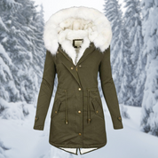Parka verde con cappuccio in pelliccia sintetica bianca, ideale per l'inverno. Giacca calda e alla moda per donna, perfetta per climi freddi.