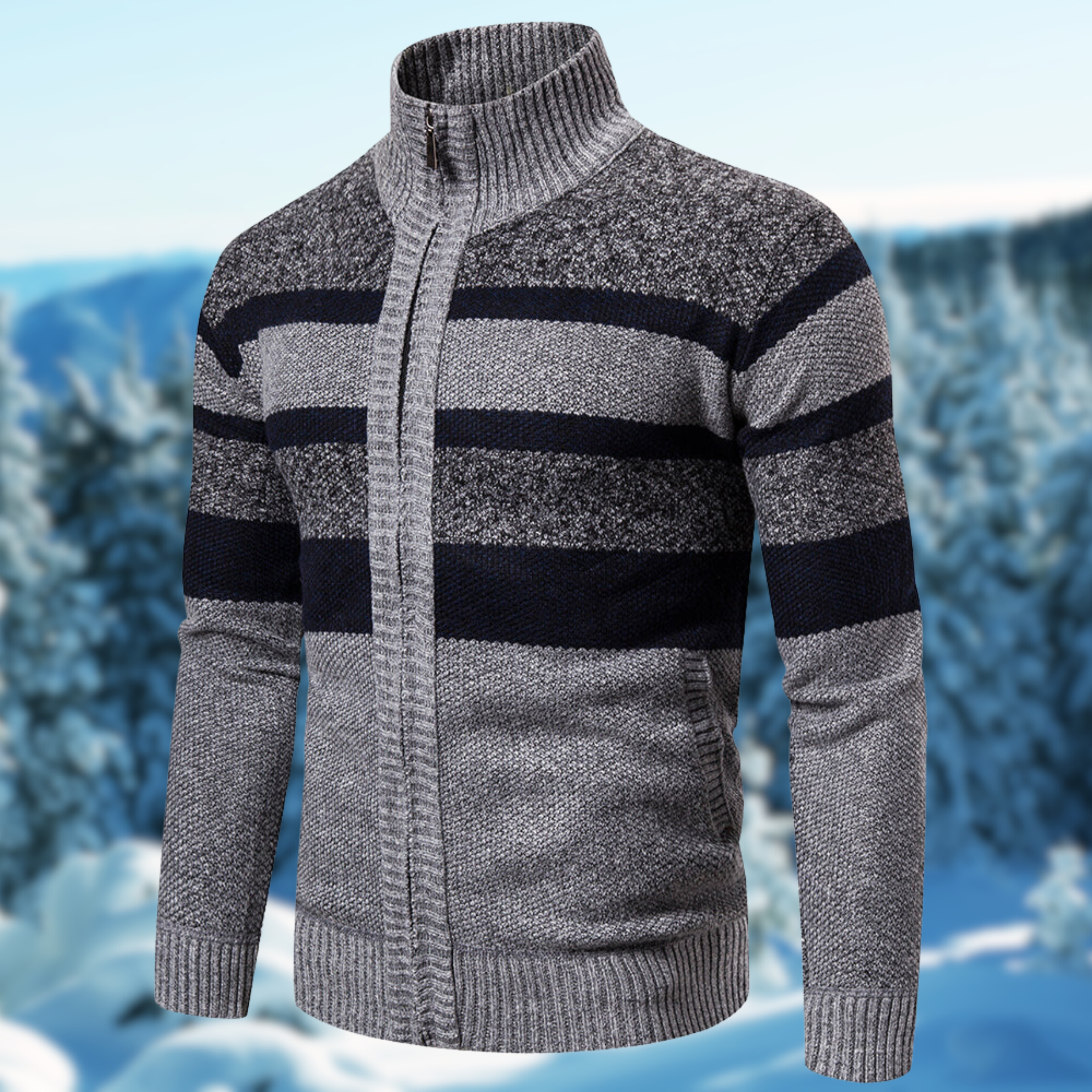 Maglione invernale da uomo grigio con zip, collo alto e righe blu scuro, sfondo innevato. Maglieria calda e alla moda per l'inverno.