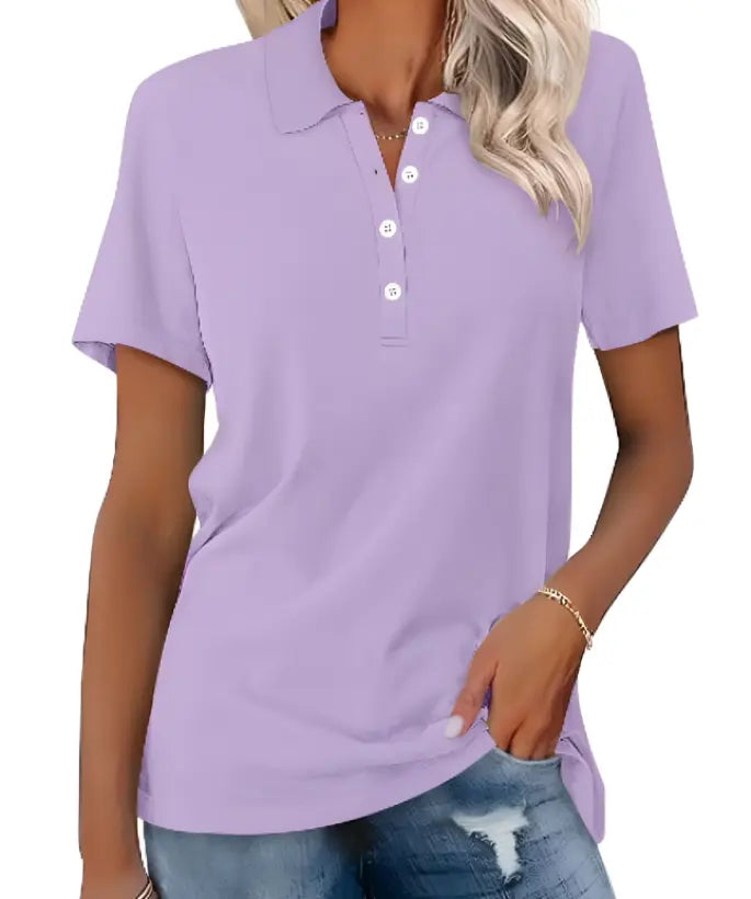 Maglietta polo donna viola chiaro, maniche corte, bottoni bianchi, abbinata a jeans strappati. Moda casual estiva, abbigliamento femminile trendy.