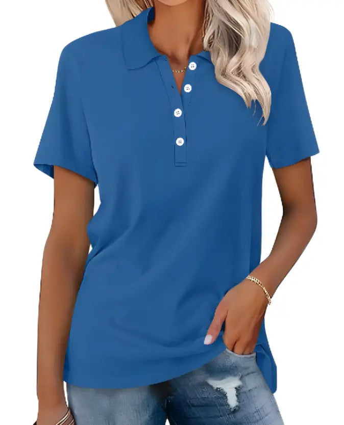 Donna con polo blu a maniche corte, bottoni bianchi, abbinata a jeans strappati. Stile casual, moda estiva, abbigliamento femminile trendy.
