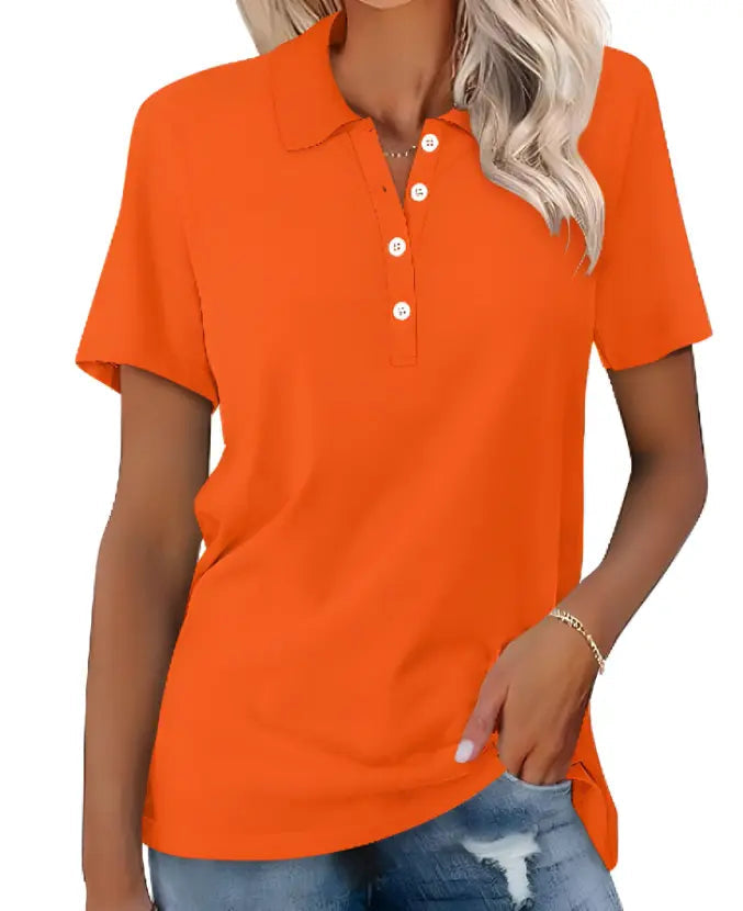 Maglietta polo arancione da donna, maniche corte, bottoni bianchi, tessuto leggero, stile casual, perfetta per l'estate, abbinata a jeans.