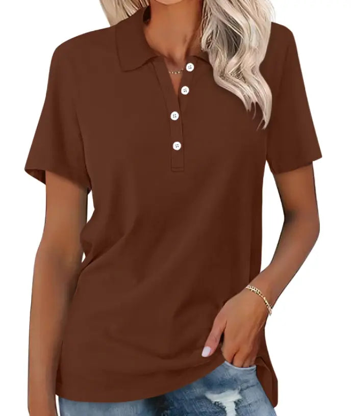 Maglietta polo marrone da donna, maniche corte, colletto classico, bottoni bianchi, abbinata a jeans. Stile casual, moda estiva.