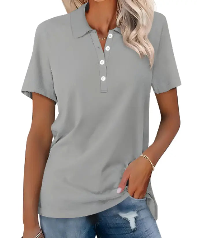 Donna indossa polo grigia a maniche corte con bottoni, abbinata a jeans strappati. Moda casual estiva, abbigliamento donna elegante e confortevole.