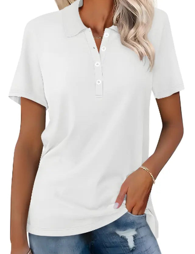 Donna con polo bianca casual, maniche corte, abbinata a jeans. Stile estivo, moda femminile, abbigliamento quotidiano elegante e confortevole.