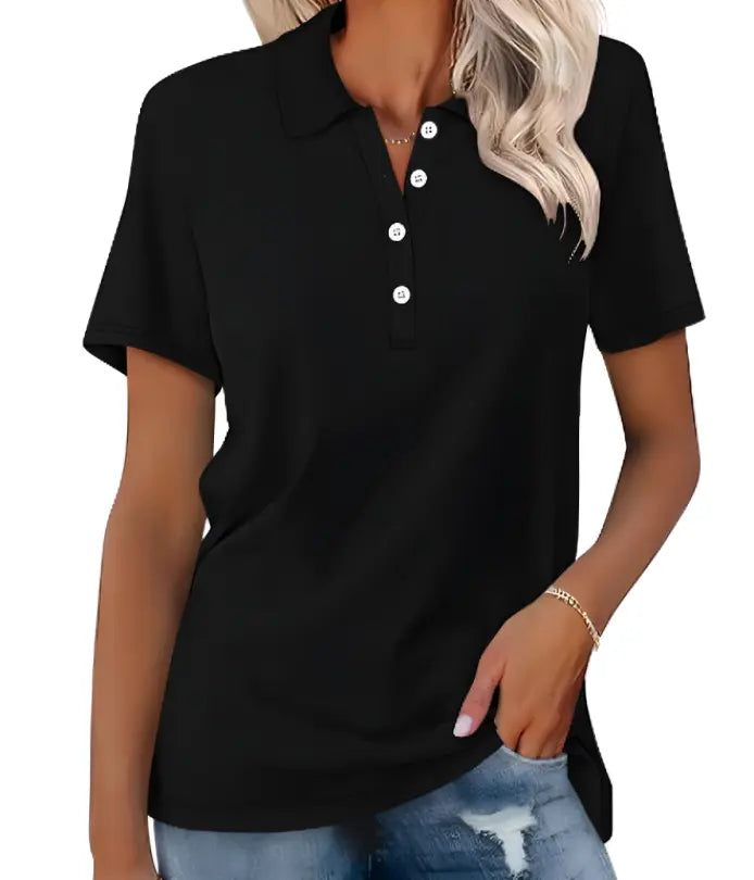 Donna con polo nera a maniche corte, bottoni bianchi, abbinata a jeans. Moda casual, abbigliamento estivo, stile elegante.