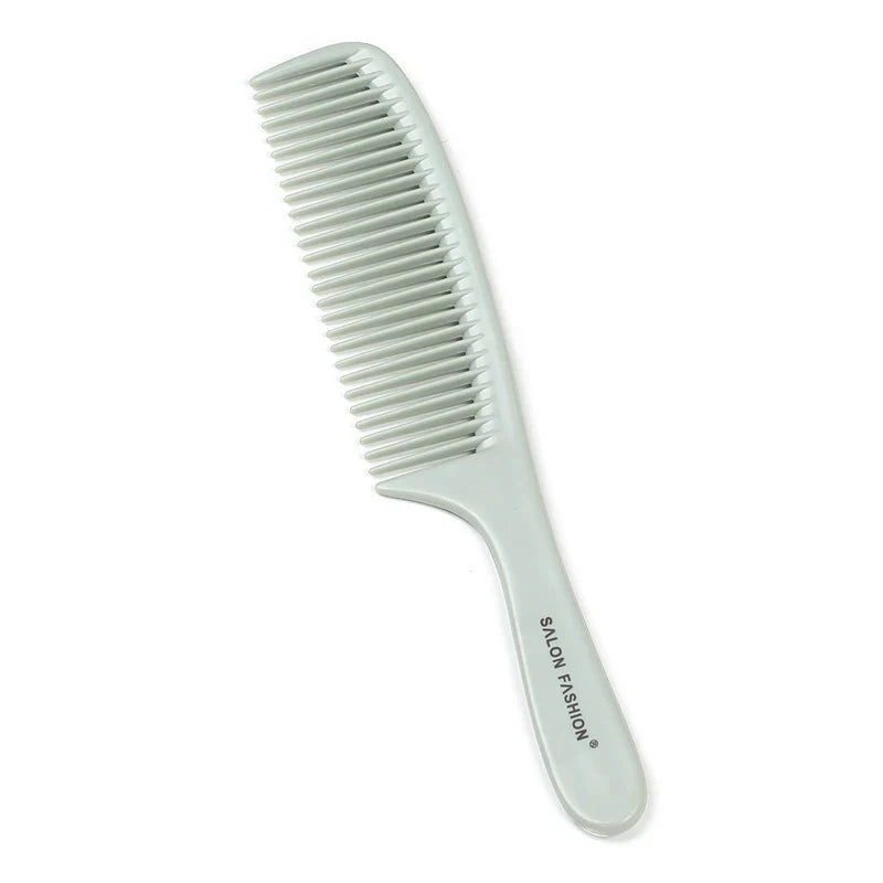 Pettine bianco in plastica con denti larghi, ideale per capelli ricci o mossi. Design ergonomico, marchio "Salon Fashion" visibile sul manico.