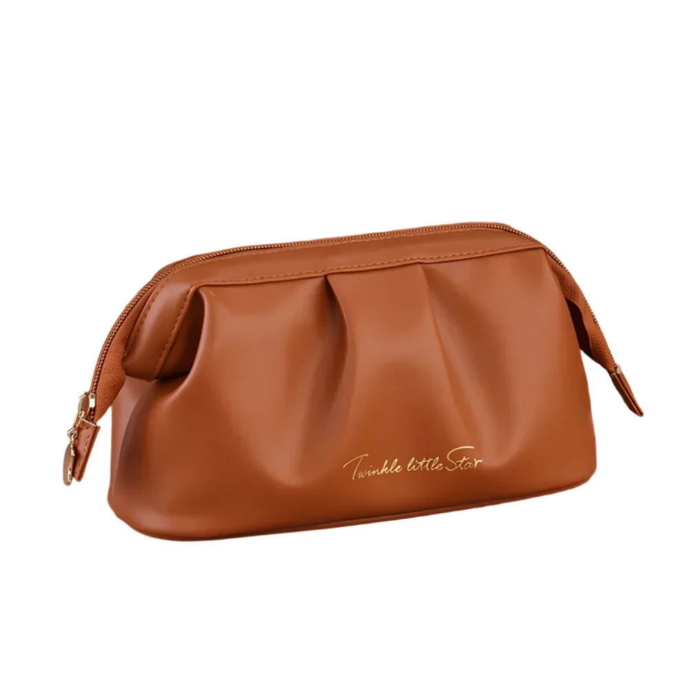 Borsa cosmetica in pelle marrone con chiusura a zip, design elegante e scritta "Twinkle little Star". Accessorio moda donna, pratico e chic.