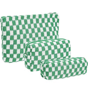 Set di tre astucci a quadretti verdi e bianchi, ideale per organizzare cosmetici e accessori. Design elegante e pratico per viaggi e uso quotidiano.