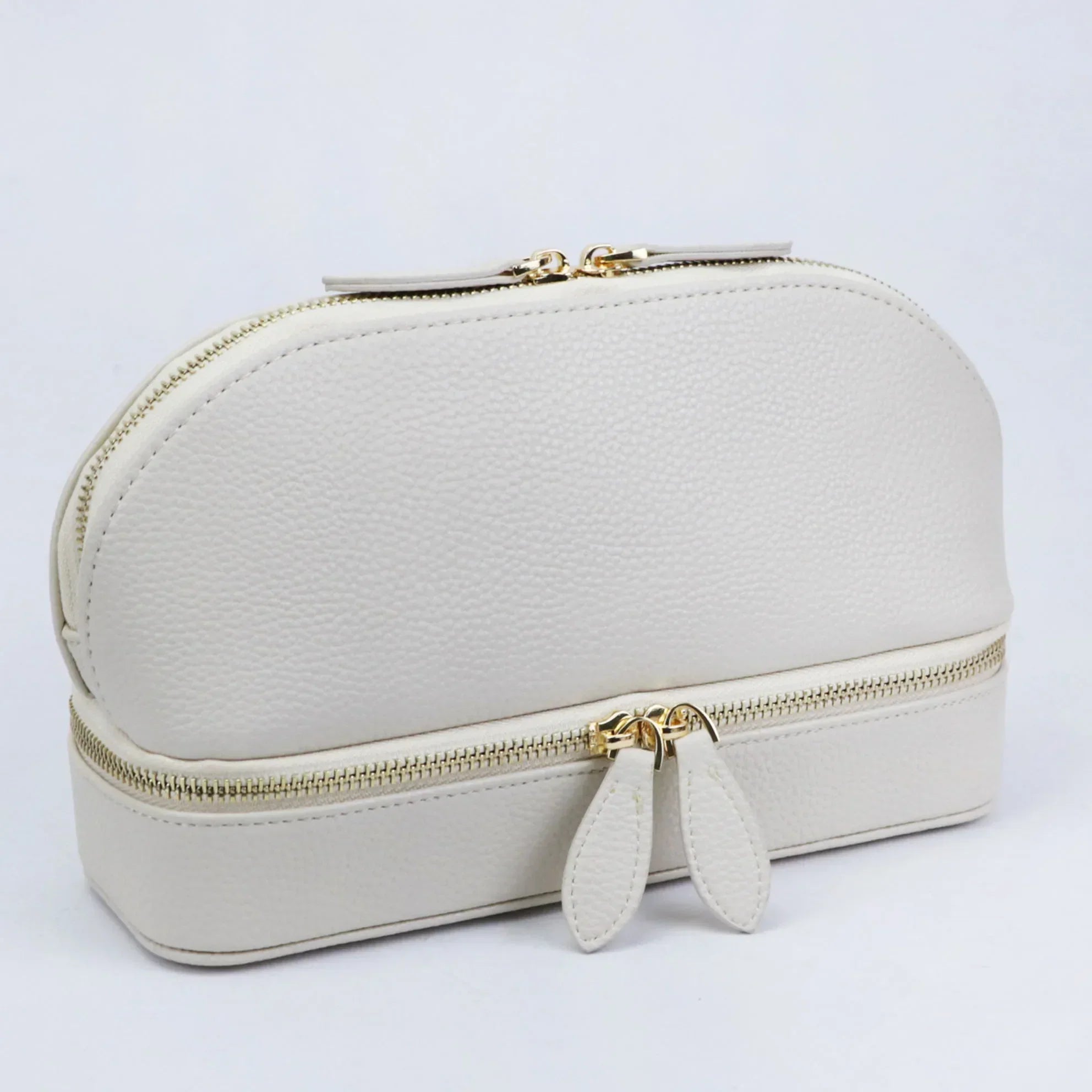 Elegante borsa cosmetica in pelle bianca con doppia cerniera dorata, design moderno e spazioso, ideale per viaggi e organizzazione trucco.