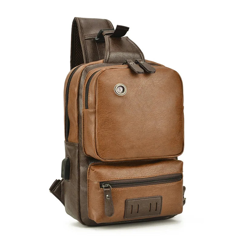 Zaino a tracolla in pelle marrone, design elegante e compatto, con tasche multiple e cerniere, ideale per viaggi e uso quotidiano.