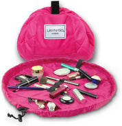 Trousse trucco rosa Lay-n-Go aperta con vari cosmetici, pennelli e accessori. Organizzatore portatile per make-up, ideale per viaggi.