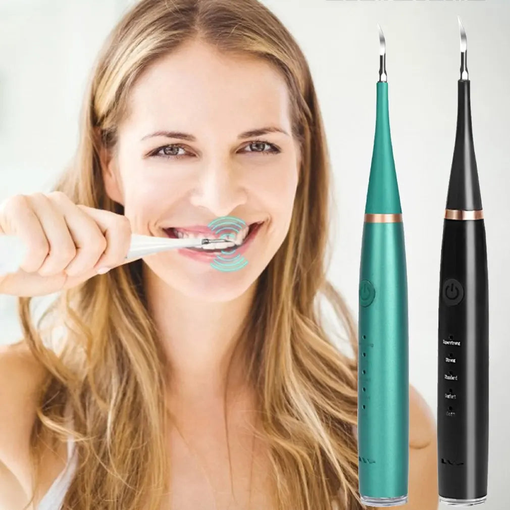 Donna sorridente con spazzolino elettrico, due modelli di spazzolini sonici in verde e nero in primo piano. Cura dentale avanzata, igiene orale.