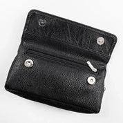 Portafoglio nero in pelle con chiusura a bottone e cerniera, design elegante e compatto, ideale per organizzare carte e monete.