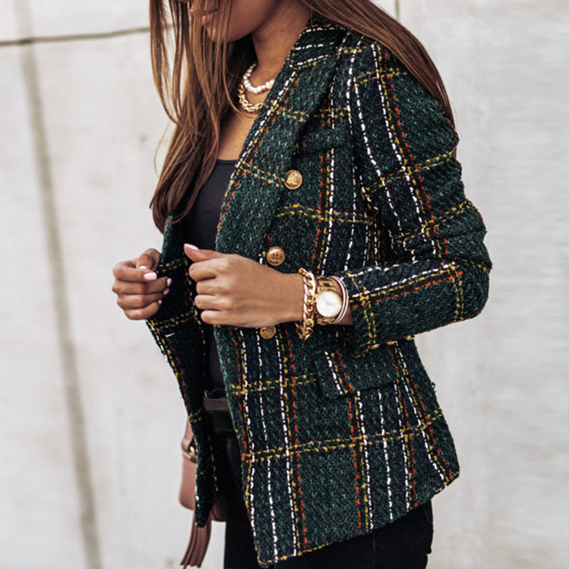 Giacca donna a quadri verde scuro, bottoni dorati, stile elegante, moda autunno, tessuto tweed, abbigliamento femminile chic, accessori oro.
