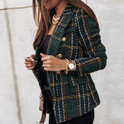 Giacca donna a quadri verde scuro, bottoni dorati, stile elegante, moda autunno, tessuto tweed, abbigliamento femminile chic, accessori oro.