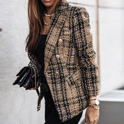 Giacca donna in tweed a quadri marrone e nero, con bottoni dorati. Look elegante e moderno, ideale per moda autunnale e invernale.