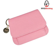 Portafoglio donna rosa in pelle con protezione RFID, chiusura a bottone, portachiavi dorato. Accessorio moda elegante e sicuro.