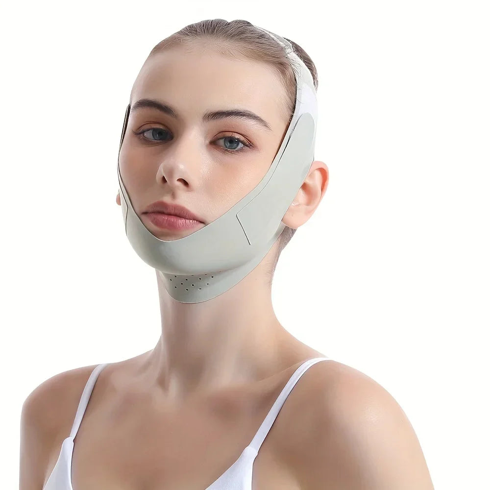 Donna indossa fascia snellente viso, colore grigio, per riduzione doppio mento e sollevamento contorno, su sfondo bianco. Accessorio bellezza.
