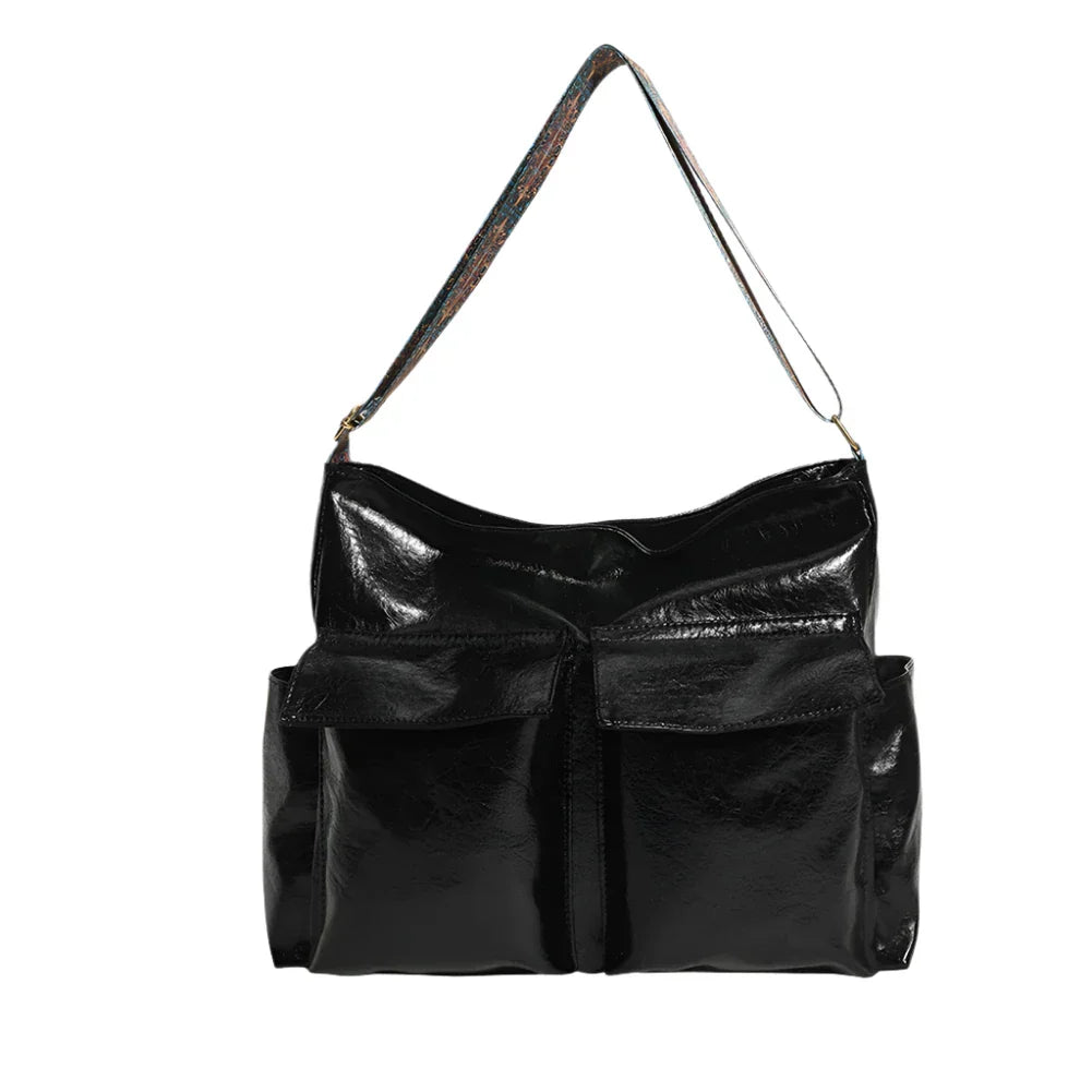 Borsa a spalla in pelle nera lucida con due tasche frontali, manico regolabile. Design elegante e spazioso, ideale per l'uso quotidiano.