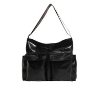 Borsa a spalla in pelle nera lucida con due tasche frontali, manico regolabile. Design elegante e spazioso, ideale per l'uso quotidiano.