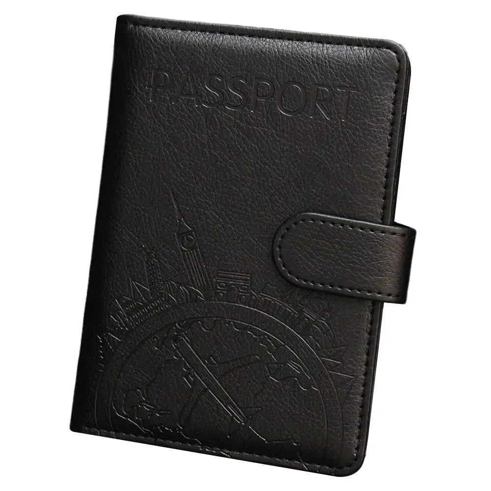 Custodia passaporto in pelle nera con incisione di monumenti, chiusura a bottone. Accessorio da viaggio elegante e funzionale.