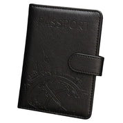 Custodia passaporto in pelle nera con incisione di monumenti, chiusura a bottone. Accessorio viaggio elegante e funzionale.