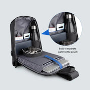 Zaino nero aperto con tasca interna per bottiglia d'acqua, laptop, fotocamera e accessori. Design organizzato e funzionale per viaggi e lavoro.