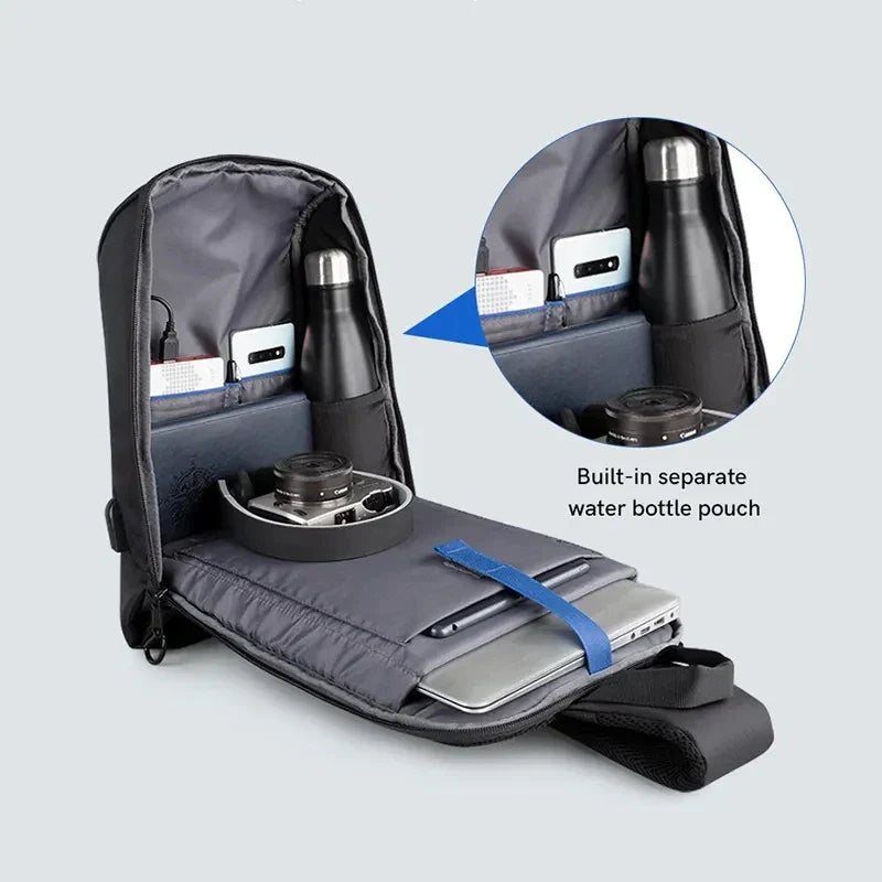 Zaino nero aperto con tasca interna per bottiglia d'acqua, laptop, fotocamera e accessori. Design organizzato e funzionale per viaggi e lavoro.