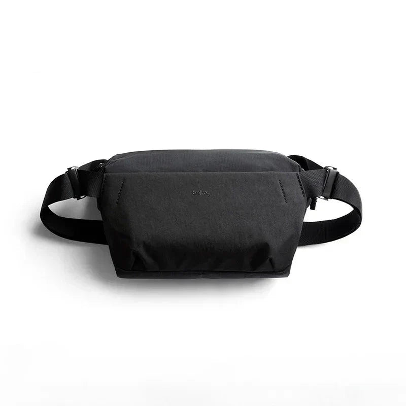 Marsupio nero elegante in tessuto resistente, con cinghie regolabili e chiusura a zip, ideale per viaggi e attività all'aperto.
