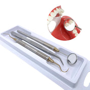 Set di strumenti dentali in acciaio inox su vassoio bianco, include specchietto e sonda. Ideale per igiene orale e controllo dentale professionale.