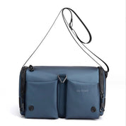 Borsa a tracolla blu in nylon impermeabile con tasche multiple e cerniere, design moderno e funzionale, ideale per viaggi e uso quotidiano.