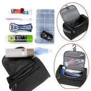 Borsa da toilette nera con gancio, accessori inclusi: rasoio, spazzolino, dentifricio, deodorante, asciugamano, ideale per viaggi e organizzazione.
