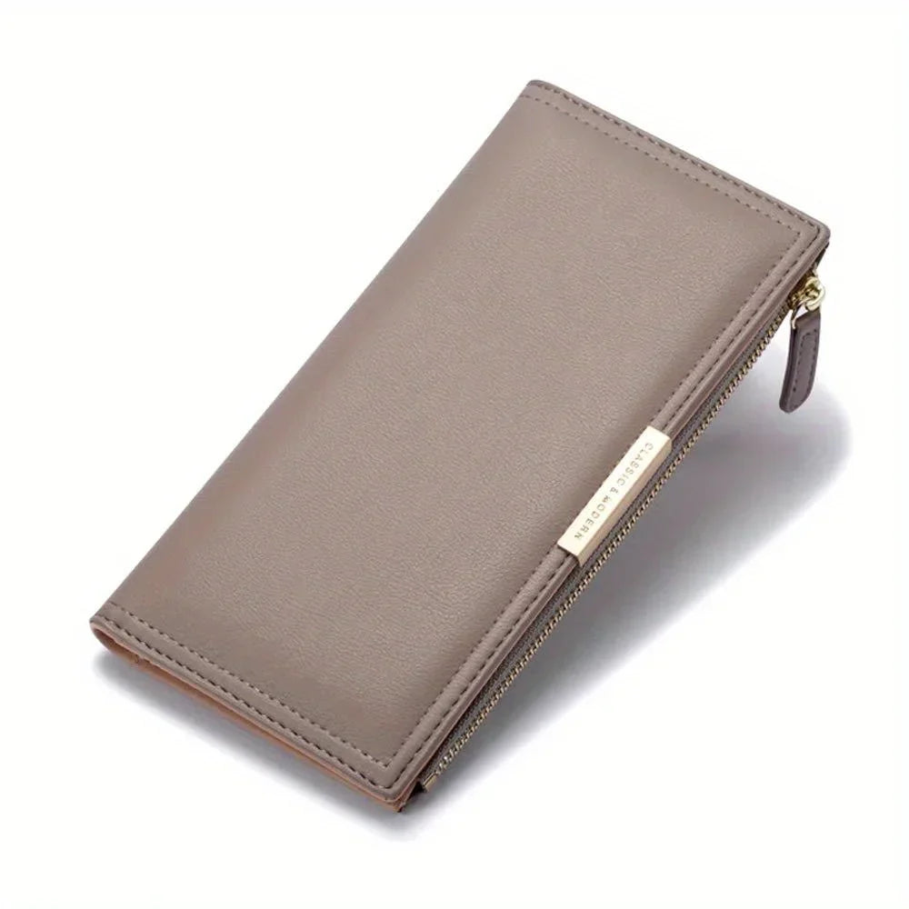 Portafoglio donna in pelle beige con cerniera dorata, design elegante e sottile, ideale per moda e accessori femminili di lusso.