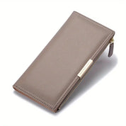 Portafoglio donna in pelle beige, design elegante e sottile, con chiusura a zip dorata. Accessorio moda, alta qualità, perfetto per ogni occasione.