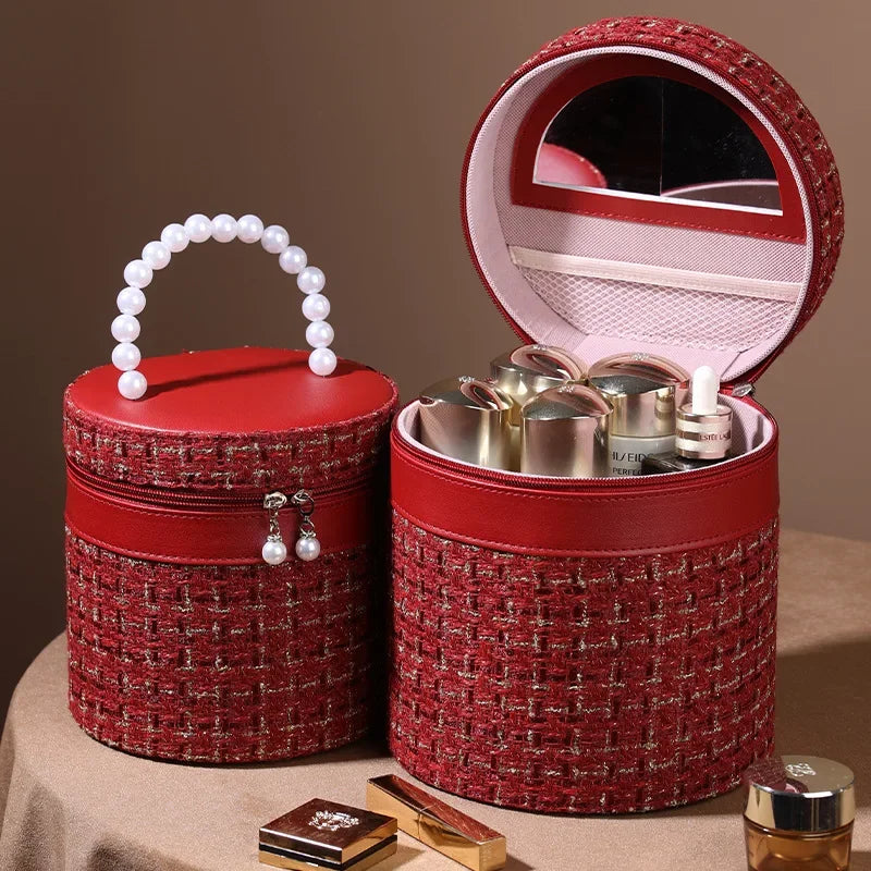 Elegante set di organizer cosmetici rossi in tessuto, con manico di perle e specchio integrato, ideale per trucco e accessori di bellezza.