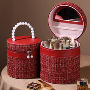 Elegante set di organizer cosmetici rossi in tessuto, con manico di perle e specchio integrato, ideale per trucco e accessori di bellezza.