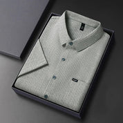 Camicia uomo grigia a quadri, manica corta, confezionata in elegante scatola regalo. Ideale per abbigliamento casual o formale.