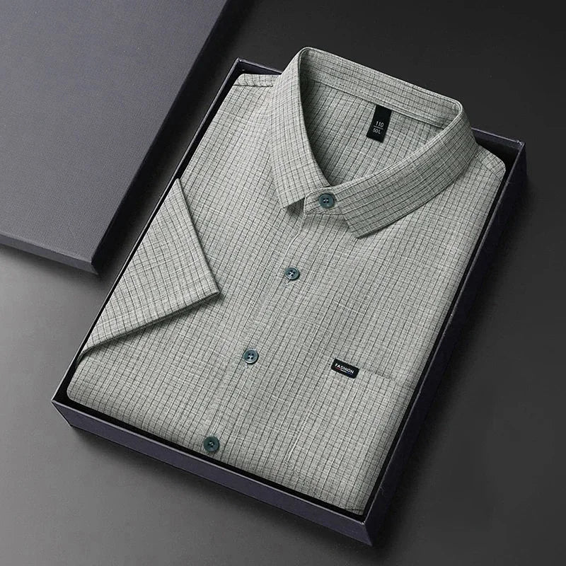 Camicia uomo grigia a quadri, manica corta, confezionata in elegante scatola regalo. Ideale per abbigliamento casual o formale.