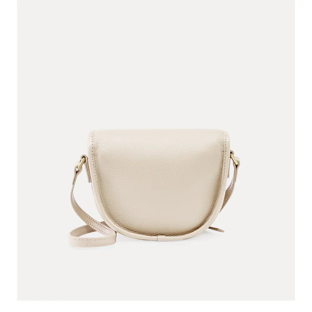 Borsa a tracolla in pelle beige chiaro, design minimalista, chiusura magnetica, tracolla regolabile, ideale per moda donna elegante e casual.