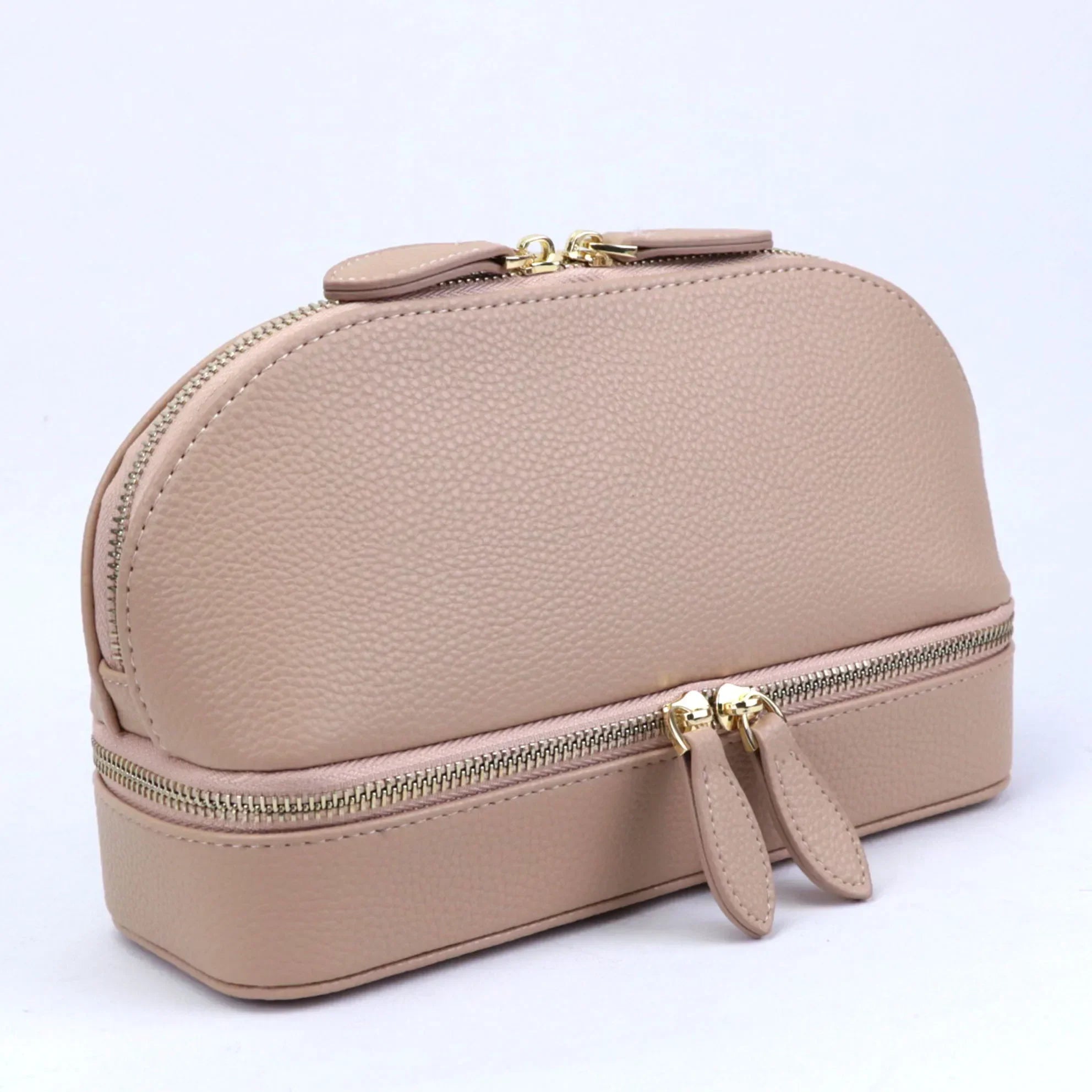 Elegante borsa cosmetica in pelle beige con doppia cerniera dorata, design compatto e moderno. Accessorio ideale per organizzare trucchi e cosmetici.